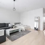 2br Lakefront Near Railway Station & Downtown