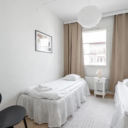 2br Lakefront Near Railway Station & Downtown شقة