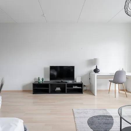 2br Lakefront Near Railway Station & Downtown شقة *